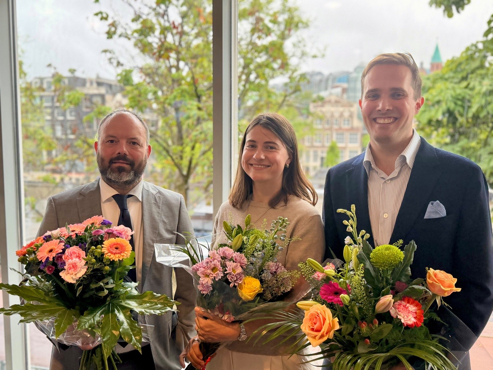 Robbert van Eerd (rechts) met de twee andere nieuwe commissieleden na de beëdiging