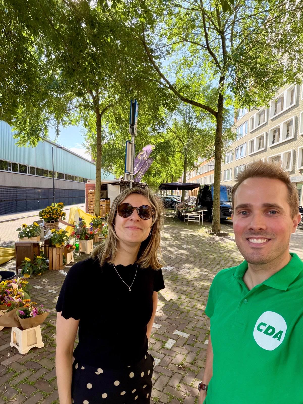 Robbert van Eerd en Josja Pieterse (PRO) bij de minimarkt in het Amstelkwartier