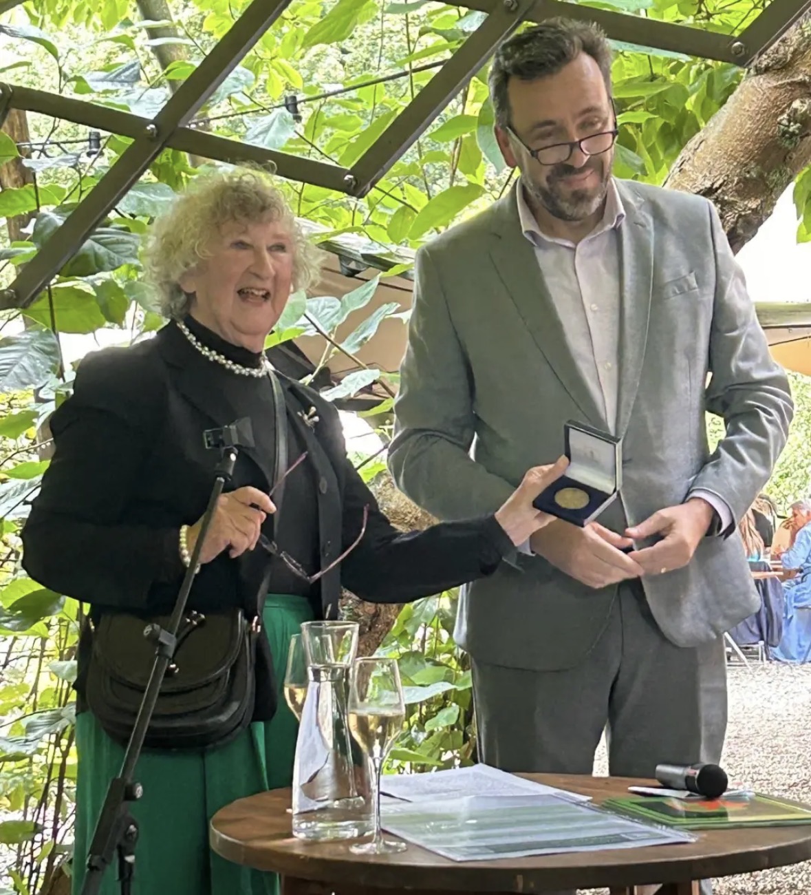 Sonja Vetter-Samuels krijgt de Andreaspenning overhandigd door stadsdeelbestuurder Zeeger Ernsting bij Huize Frankendael