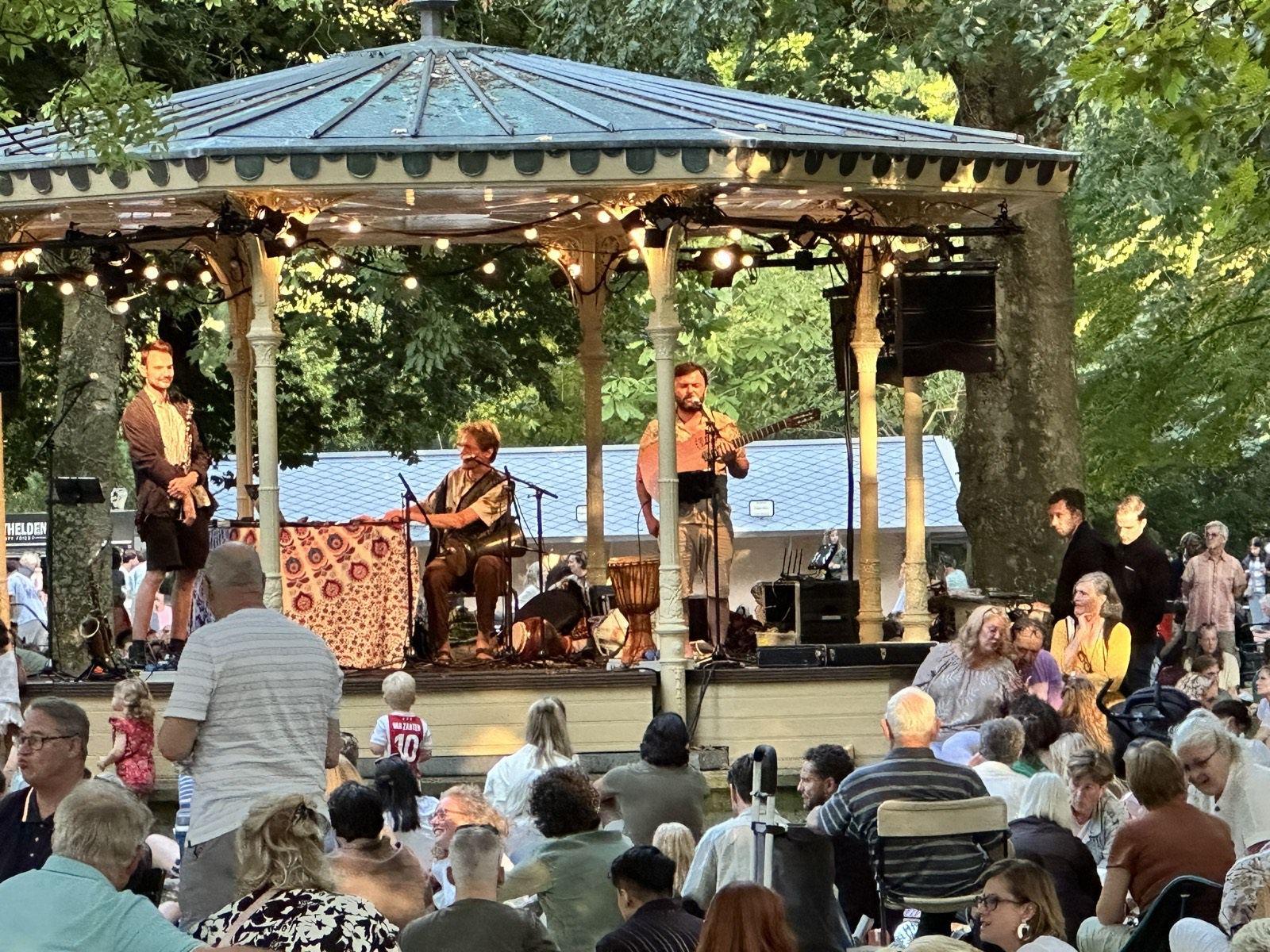 Optreden op de muziekkiosk tijdens een eerdere Zoomeravond in ARTIS