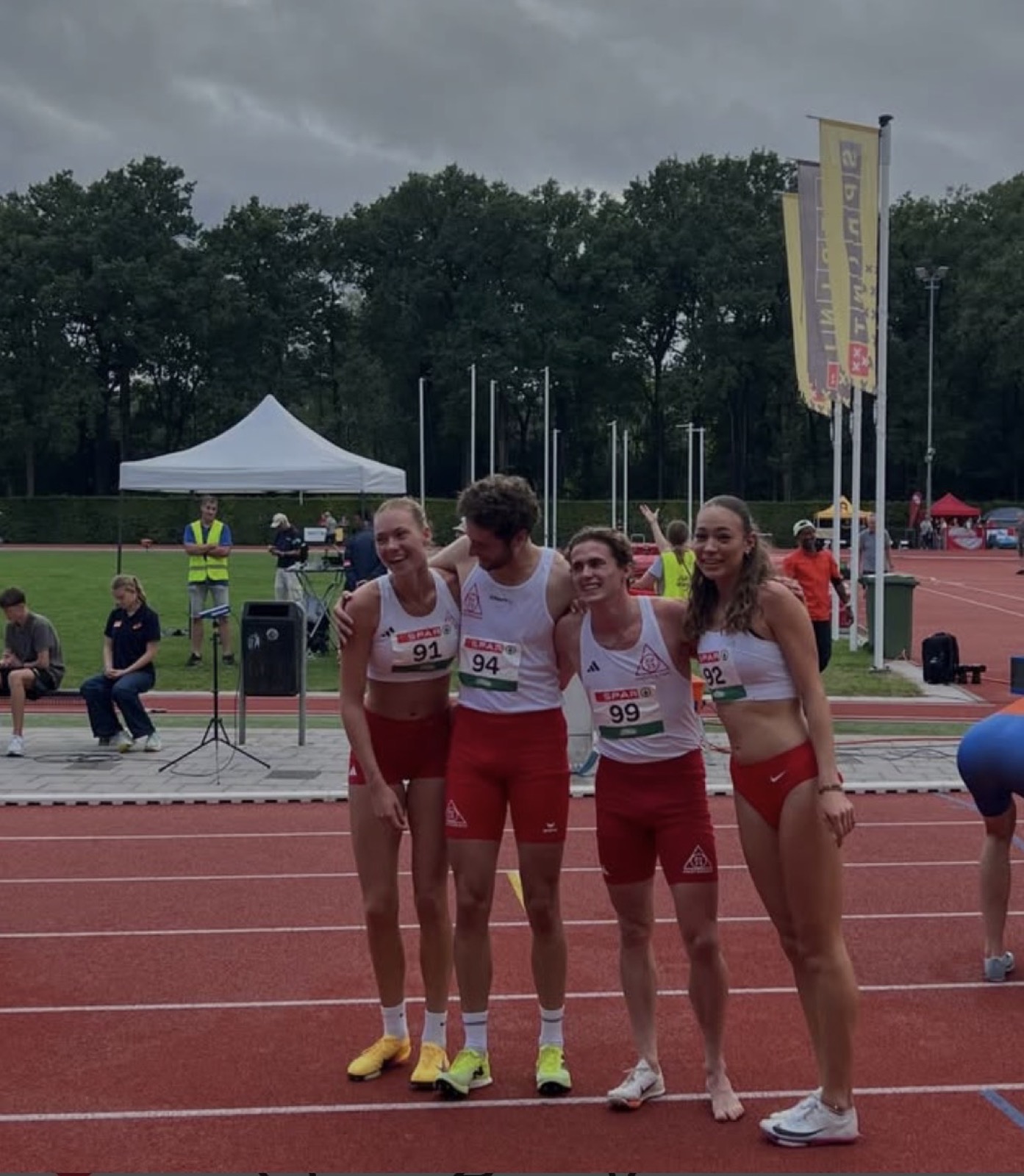 Vier atleten van AV’23 na hun onderdeel op de atletiekbaan