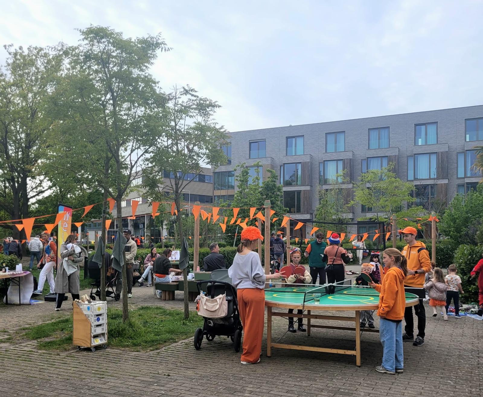 Buurtbewoners spelen tafeltennis tijdens een eerdere buurtbijeenkomst van Boefzak op Cruquius-eiland