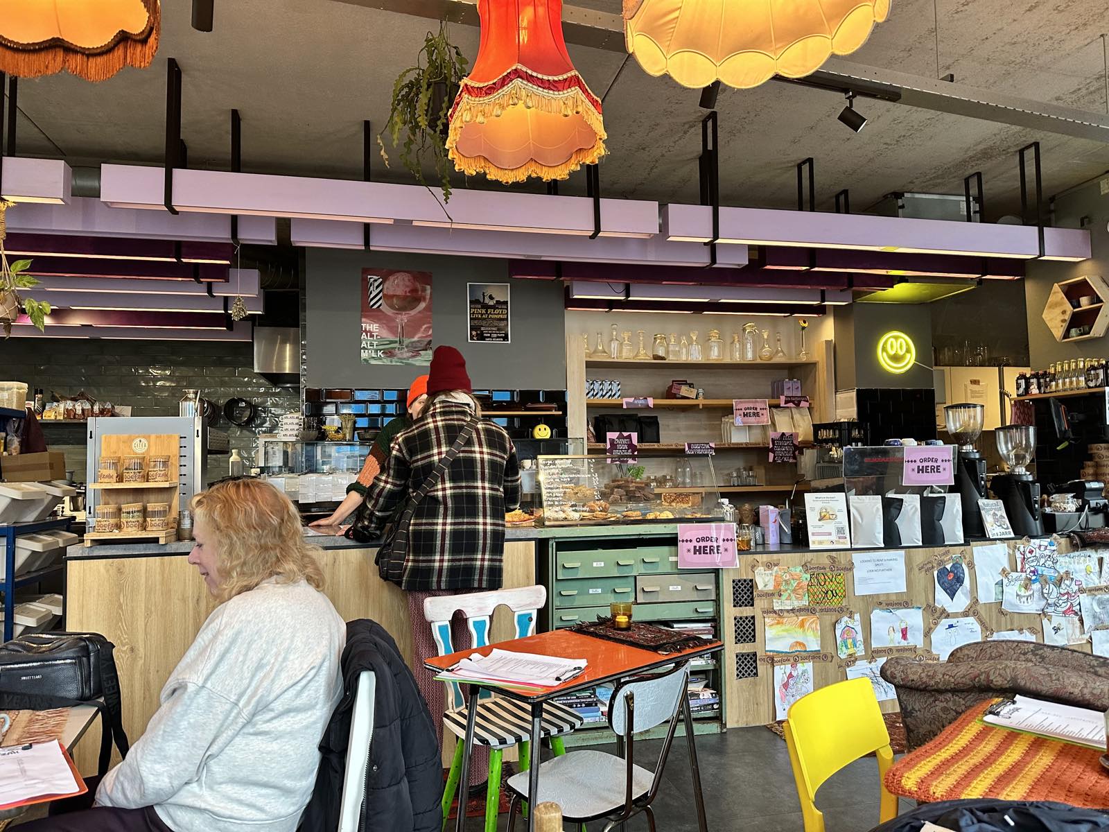 Bezoekers bestellen aan de toonbank van een buurtcafé op Borneo Eiland
