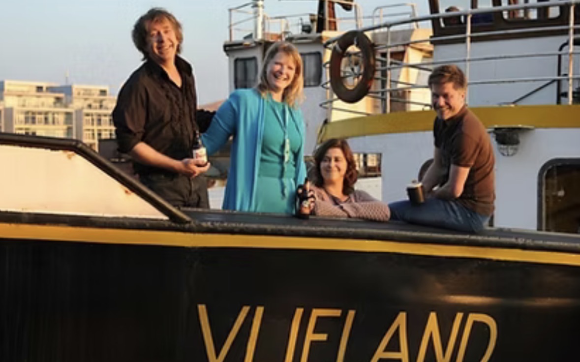 Vier buurtgenoten aan boord van een schip in de haven bij Borneo Eiland