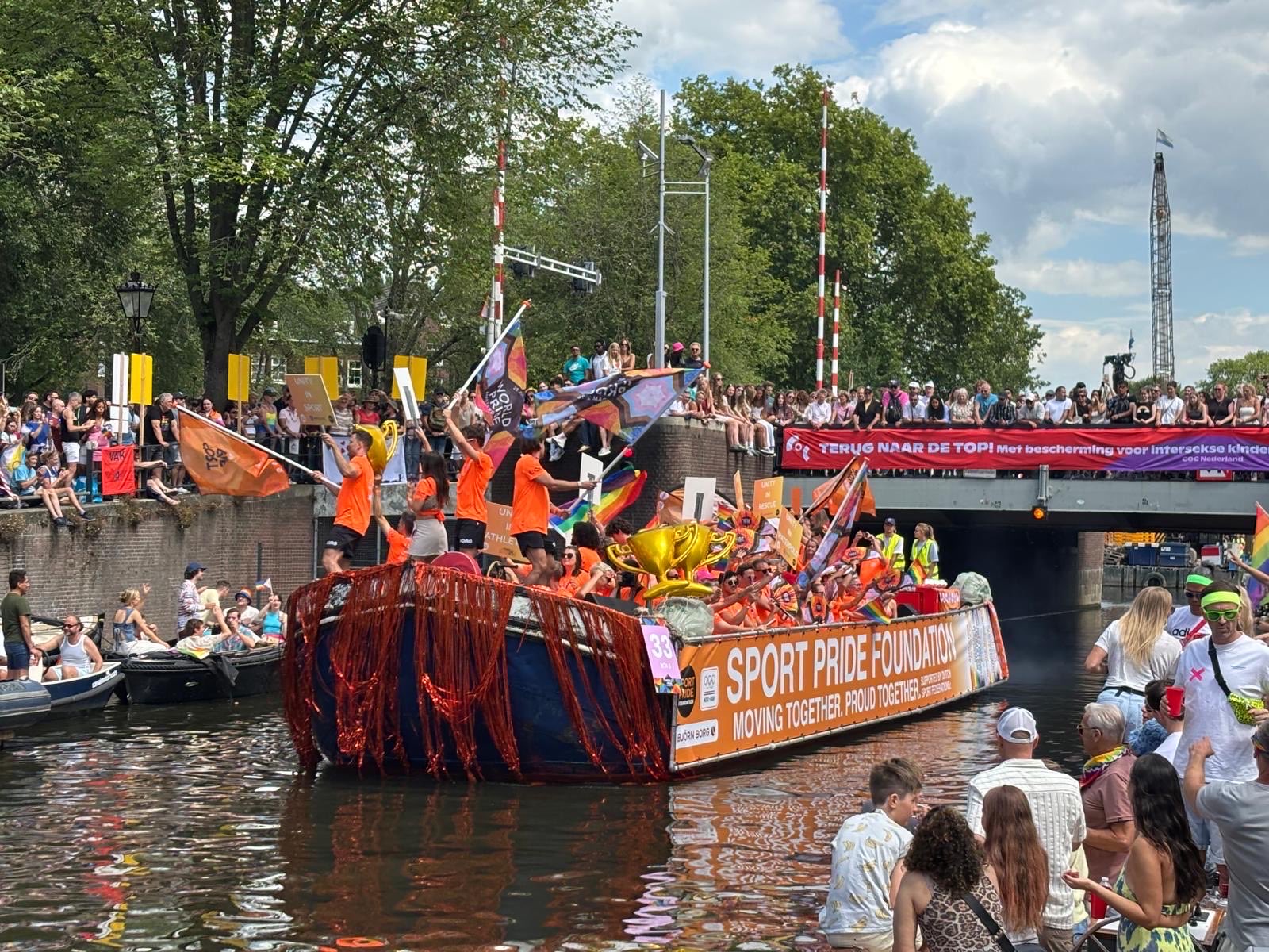 Boot van de Sport Pride Foundation met de tekst Moving Together, Proud Together vaart door de gracht