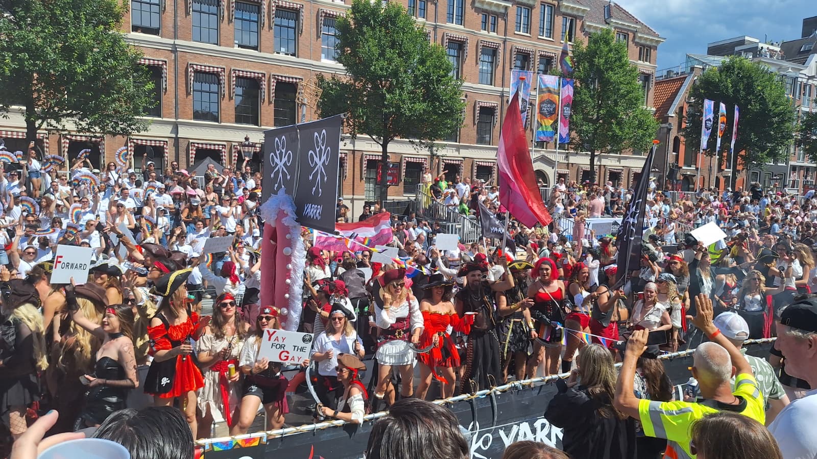 Uitbundig versierde boot met piratenthema vaart tussen het publiek door tijdens de Canal Parade