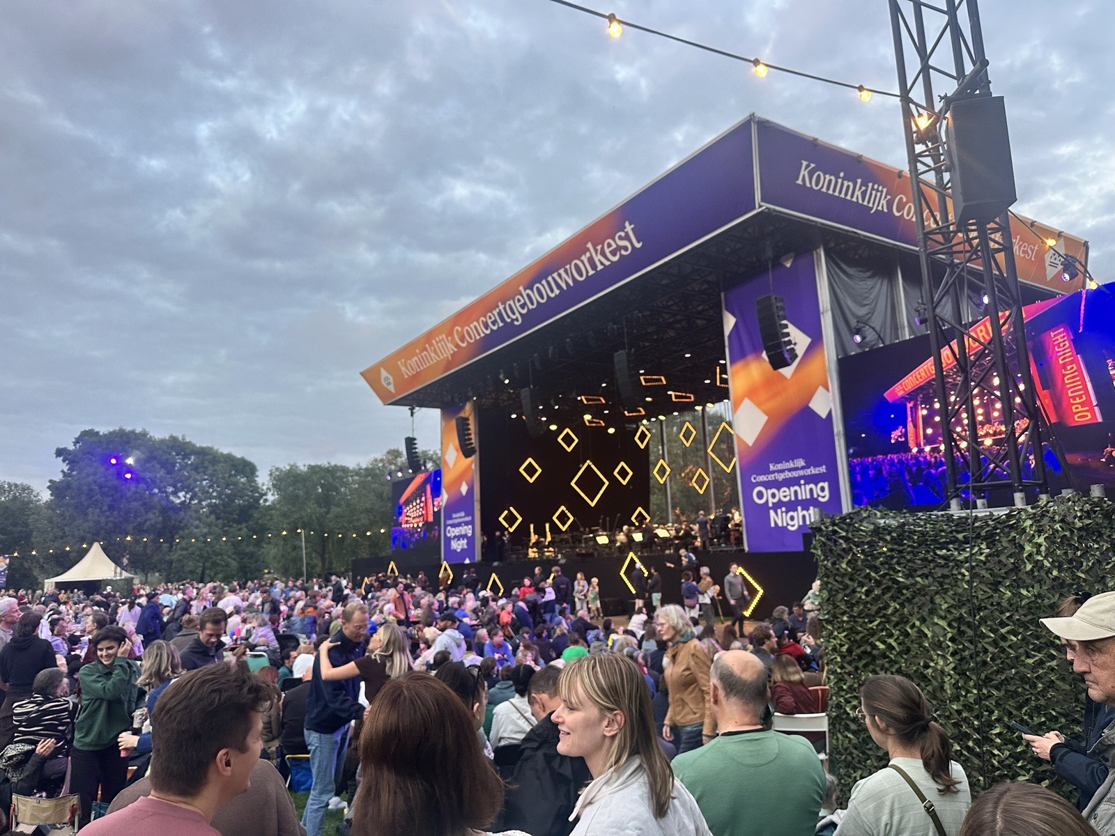 Sfeerlichtjes bij het podium van het Concertgebouworkest terwijl de schemering invalt over het Oosterpark