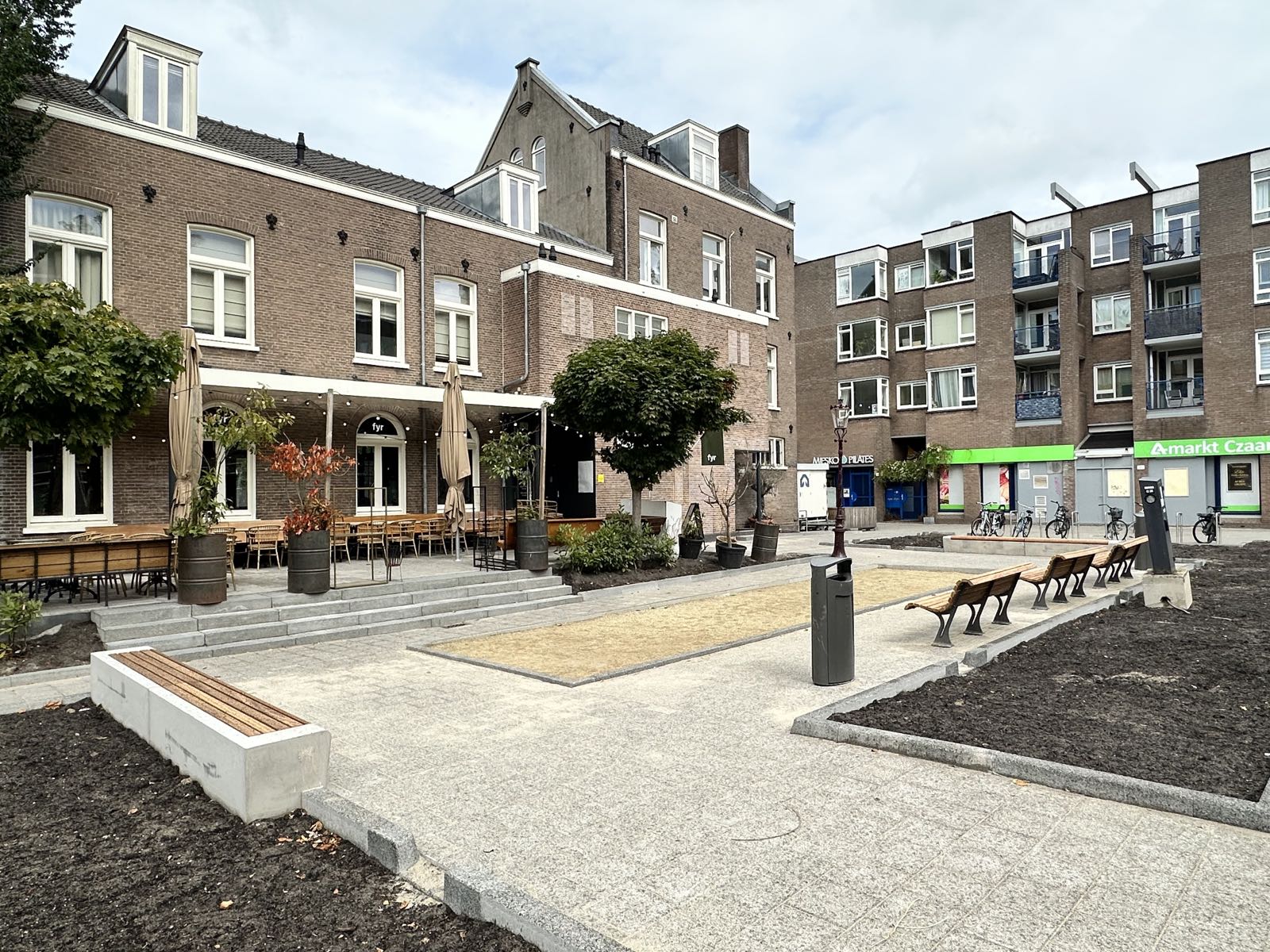 Het opgeknapte pleintje met nieuwe bankjes, een jeu-de-boulesbaan en het terras van restaurant Fyr