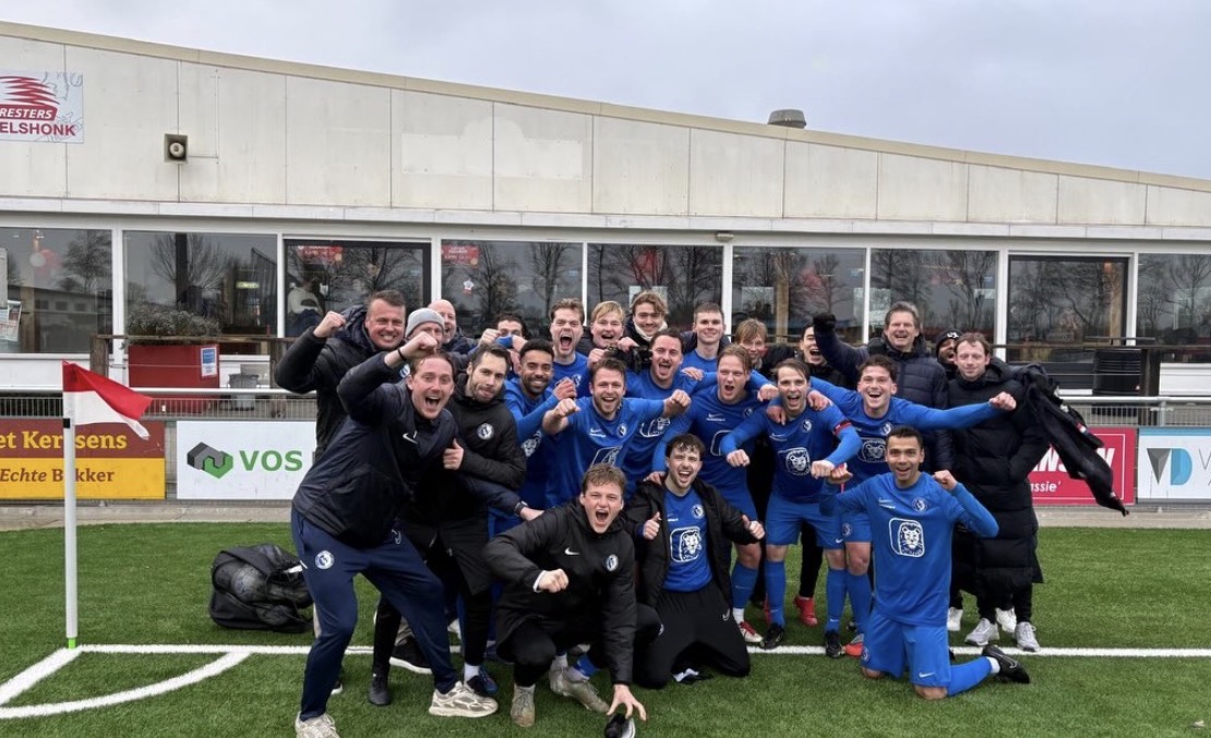 Spelers van SV De Meer vieren een kampioenschap op het veld