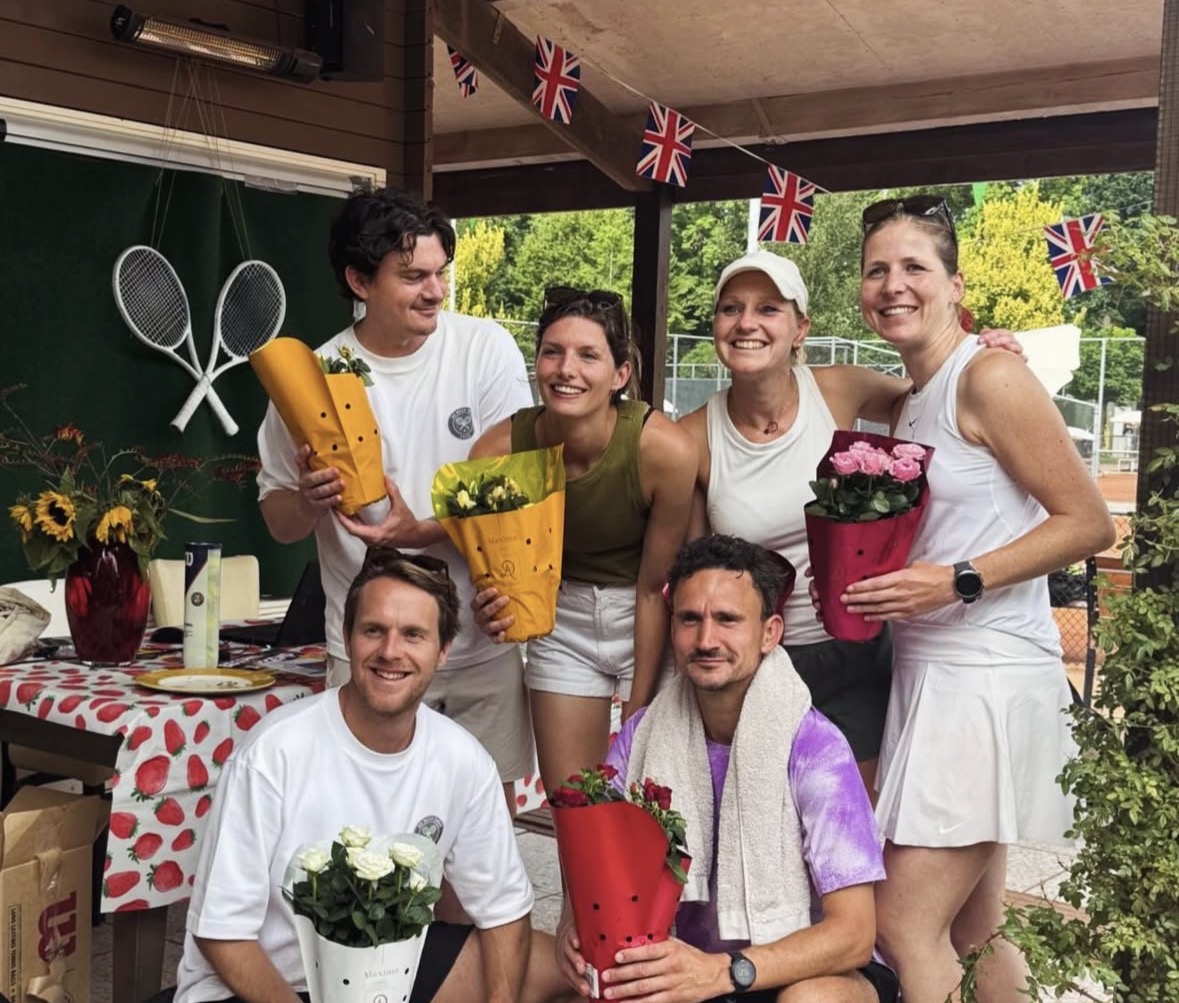De commissie van De Meer Open krijgt bloemen als dank voor de toernooiweek (foto aangeleverd door De Meer Tennis)