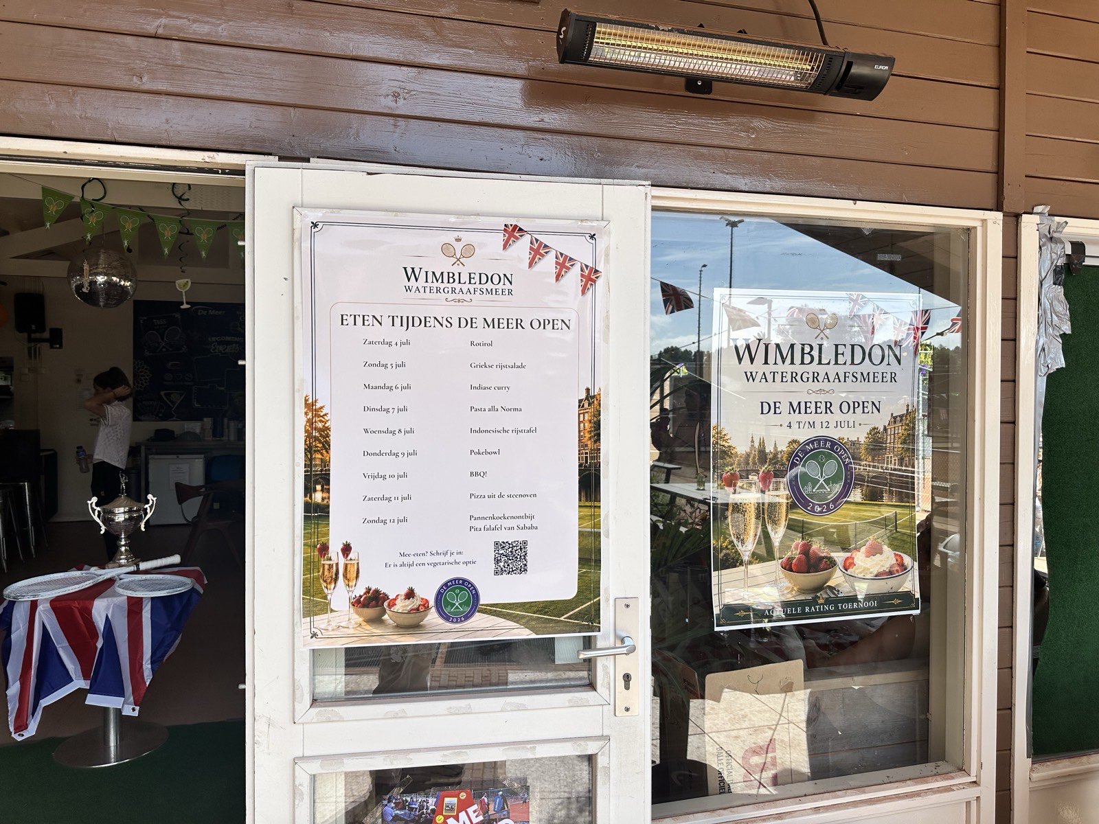 Het menu van de tennisweek, op z’n Wimbledons aangeplakt bij het clubhuis