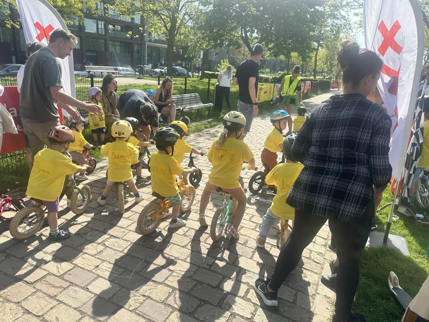 Kinderen op loopfietsen wachten op de start van een eerdere Dikke Banden Race
