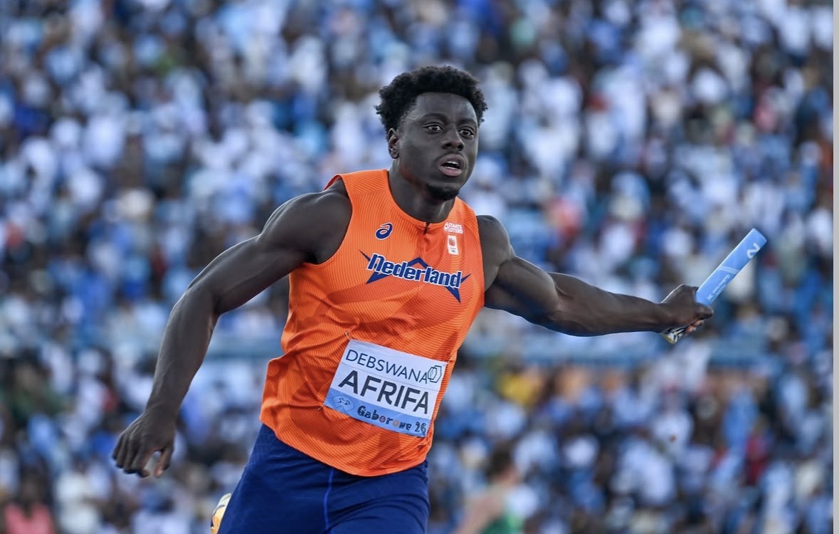Elvis Afrifa met het estafettestokje in het shirt van Nederland (foto: Erik van Leeuwen)