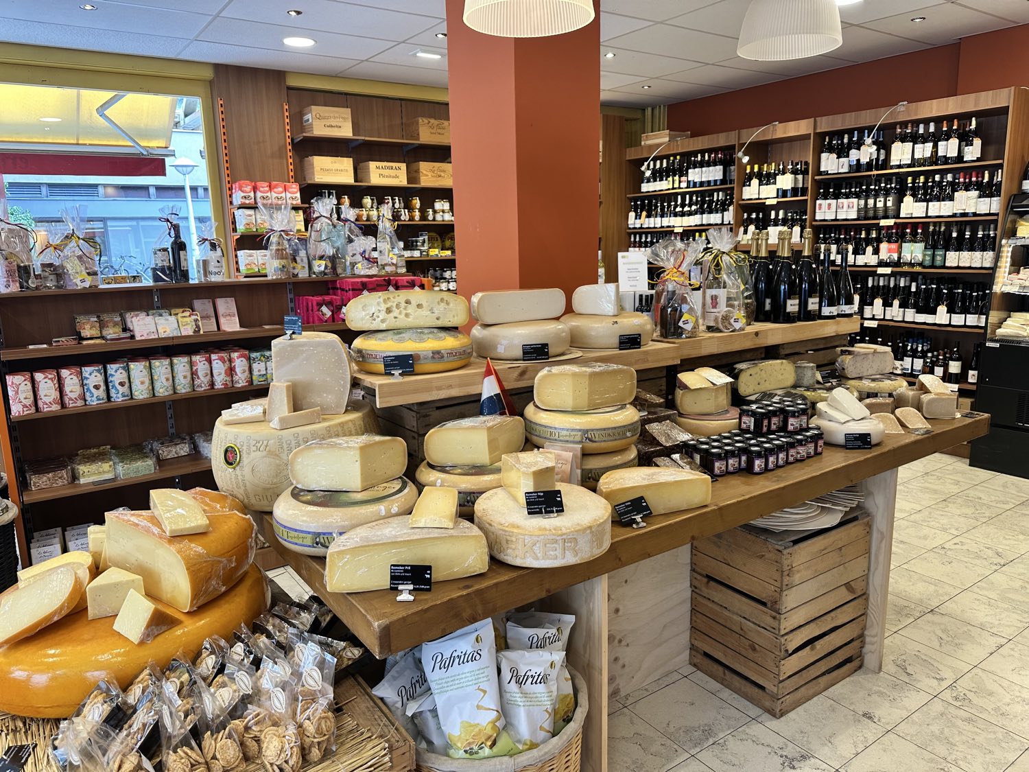Het uitgebreide kaasassortiment van Erik’s Delicatessen op het Christiaan Huygensplein