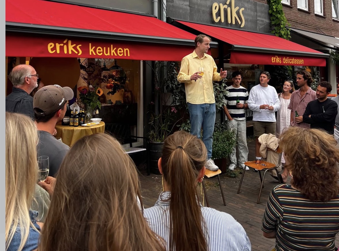 Koen van Keulen houdt een toespraak voor het pand tijdens de drukbezochte opening van Erik’s Keuken