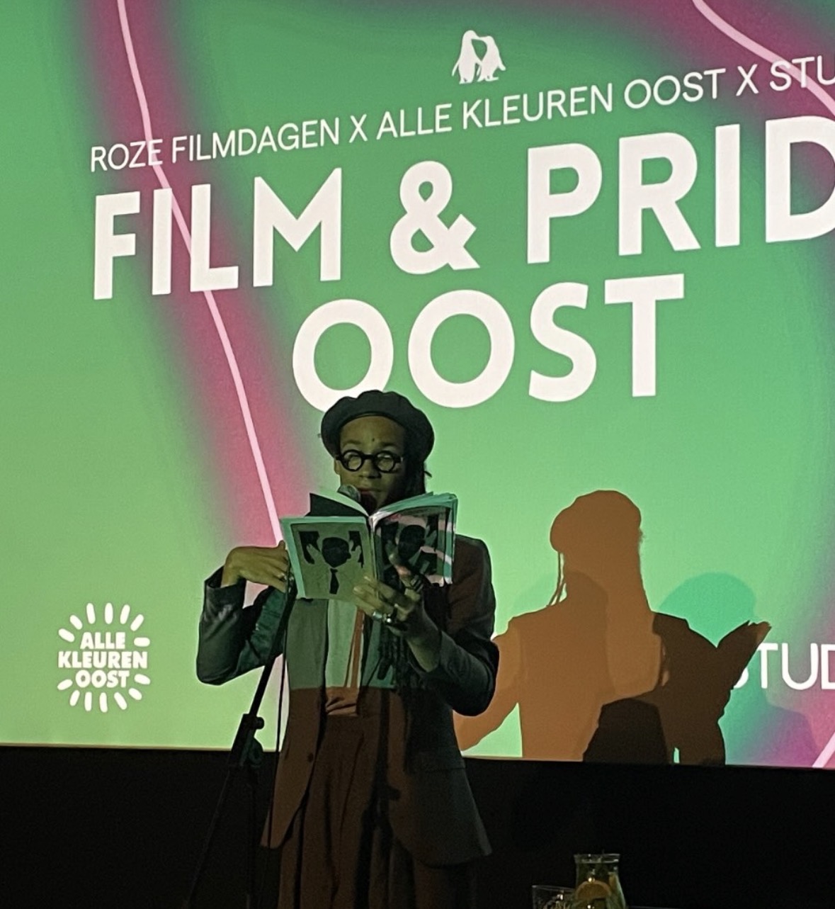 Spoken word-performance van M. Alberto voor het scherm van Film & Pride Oost