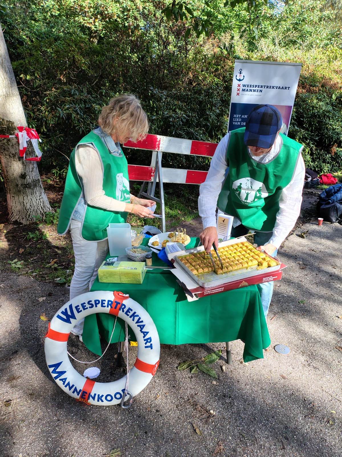 Vrijwilligers van de Vrienden van het Flevopark delen baklava uit tijdens het buurtfeest