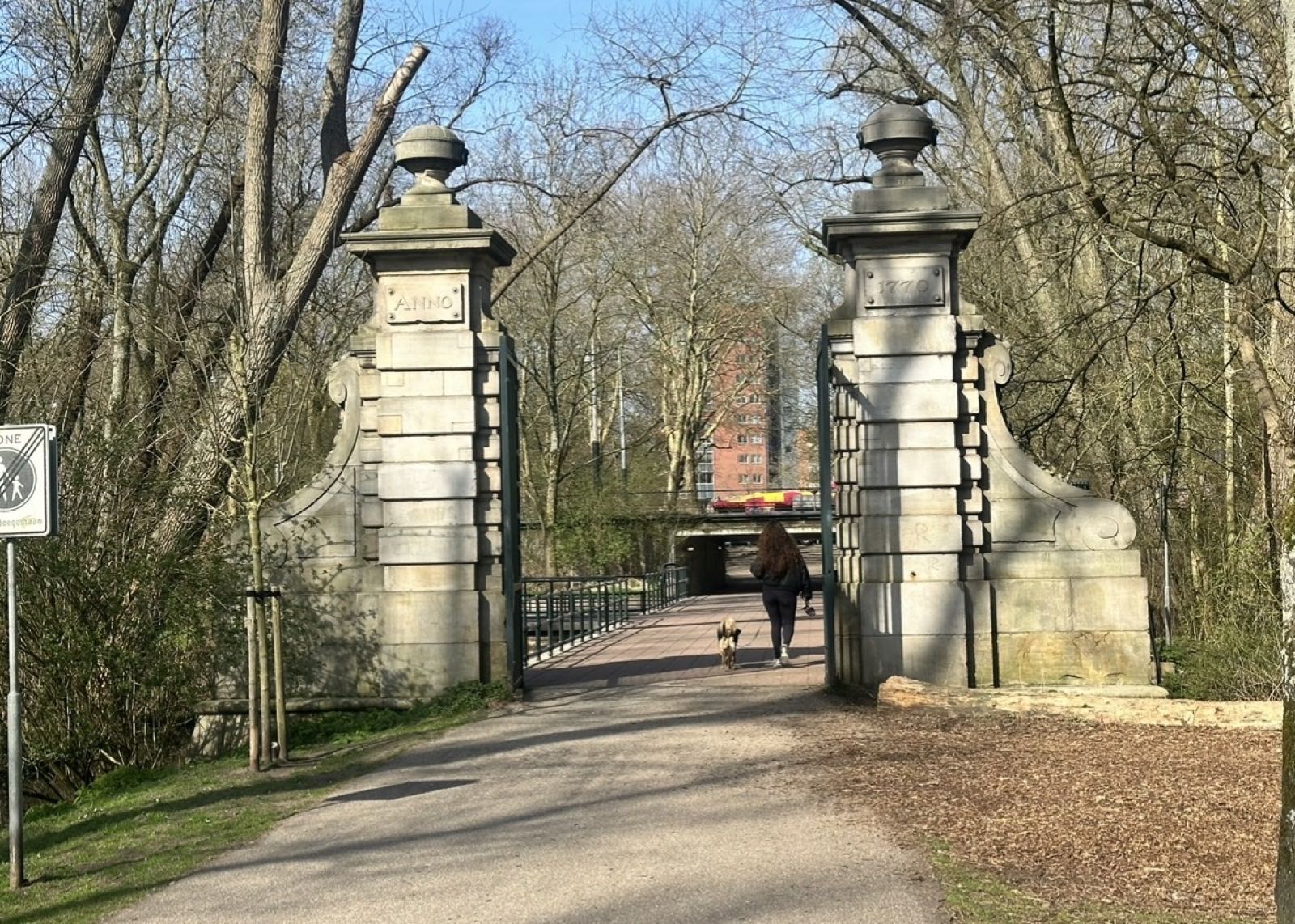De monumentale toegangspoort van het Flevopark