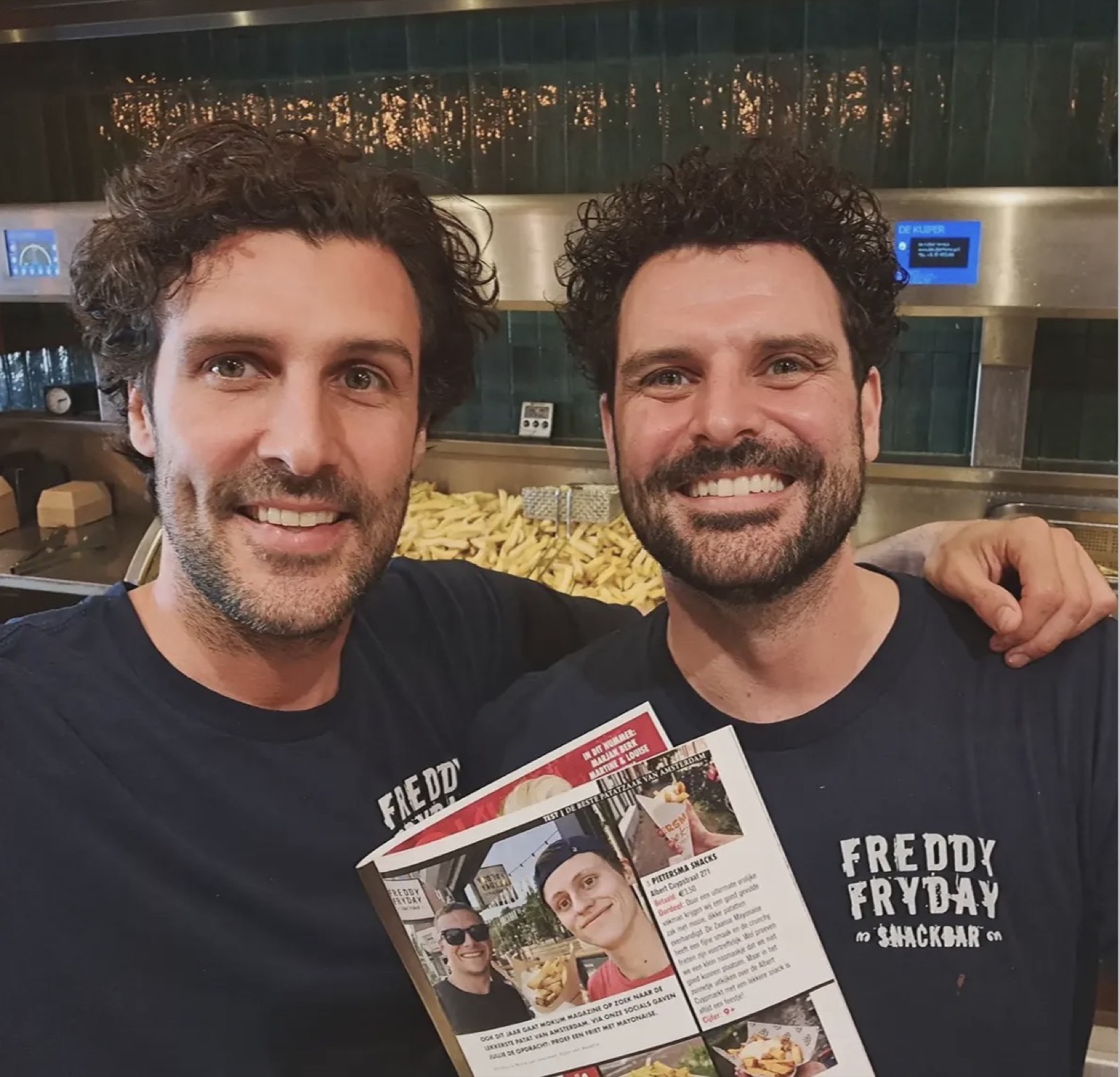 De eigenaren van Freddy Fryday met het exemplaar van Mokum Magazine in de zaak