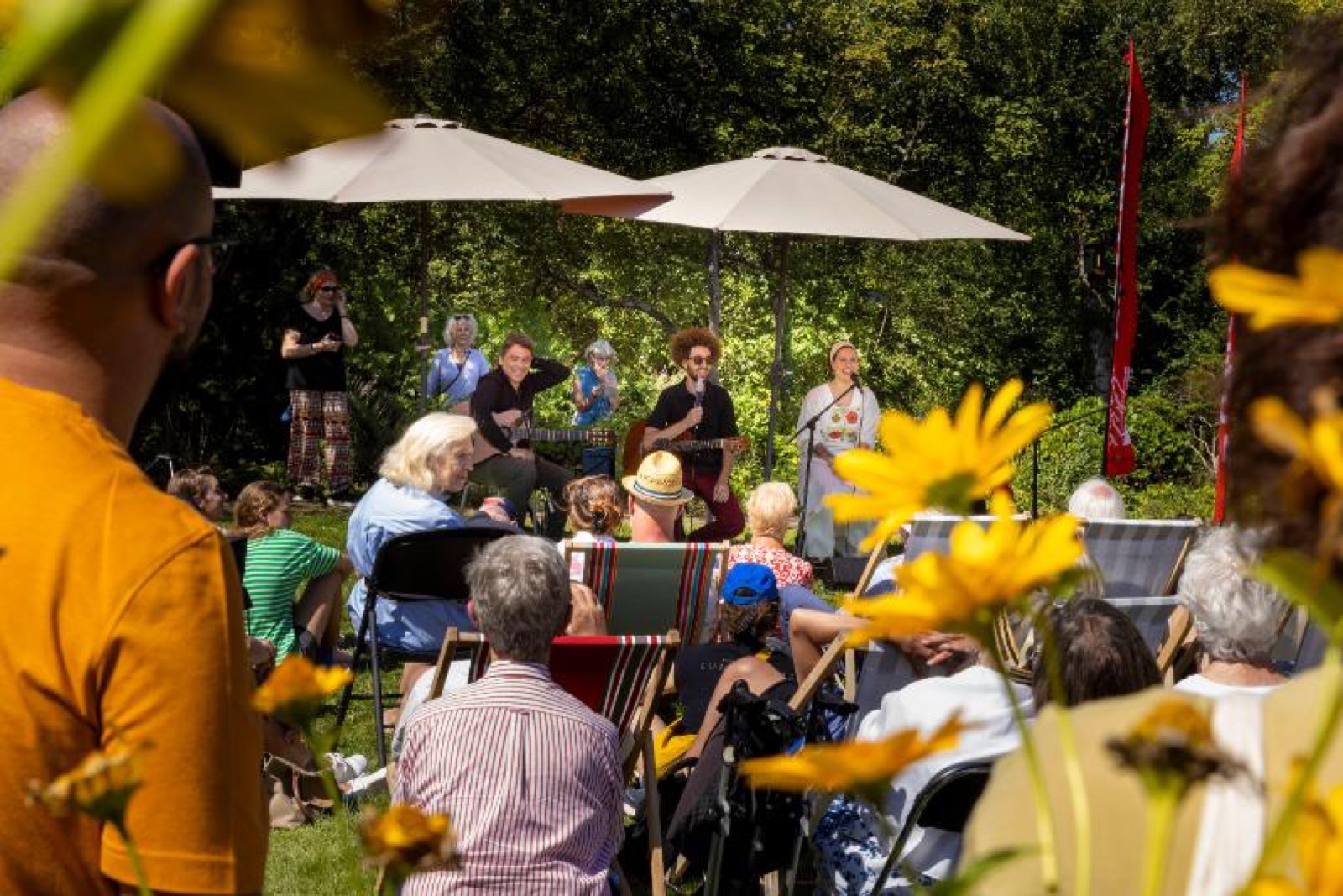 Bezoekers genieten van een tuinconcert tussen het groen tijdens een eerdere editie van het Grachtenfestival (foto: Grachtenfestival)