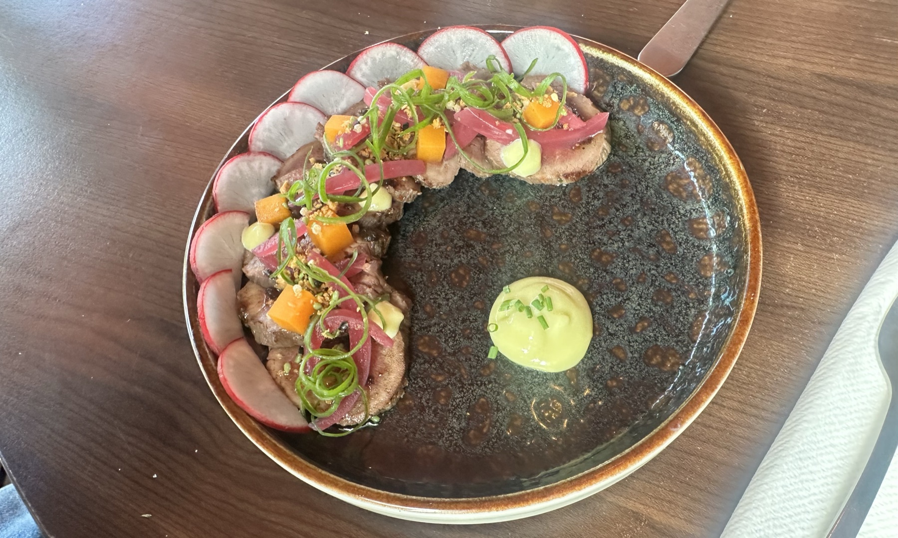 Beef tataki met truffel-teriyaki, radijs en wasabi-crumble