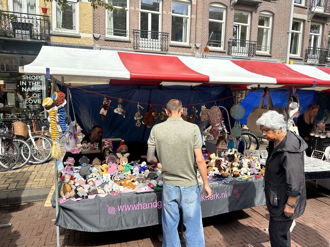 Een kraam met handgemaakte gehaakte knuffels trekt bekijks tijdens het Indische Buurt Festival