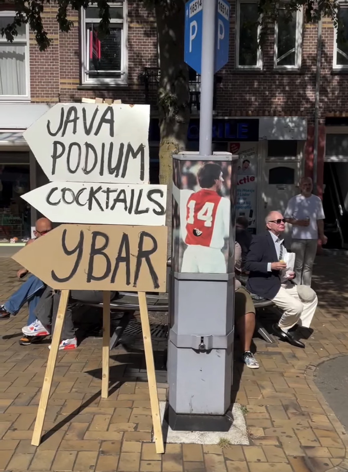 Handgeschilderde wegwijsborden naar het Javapodium, de cocktails en de Ybar tijdens het festival