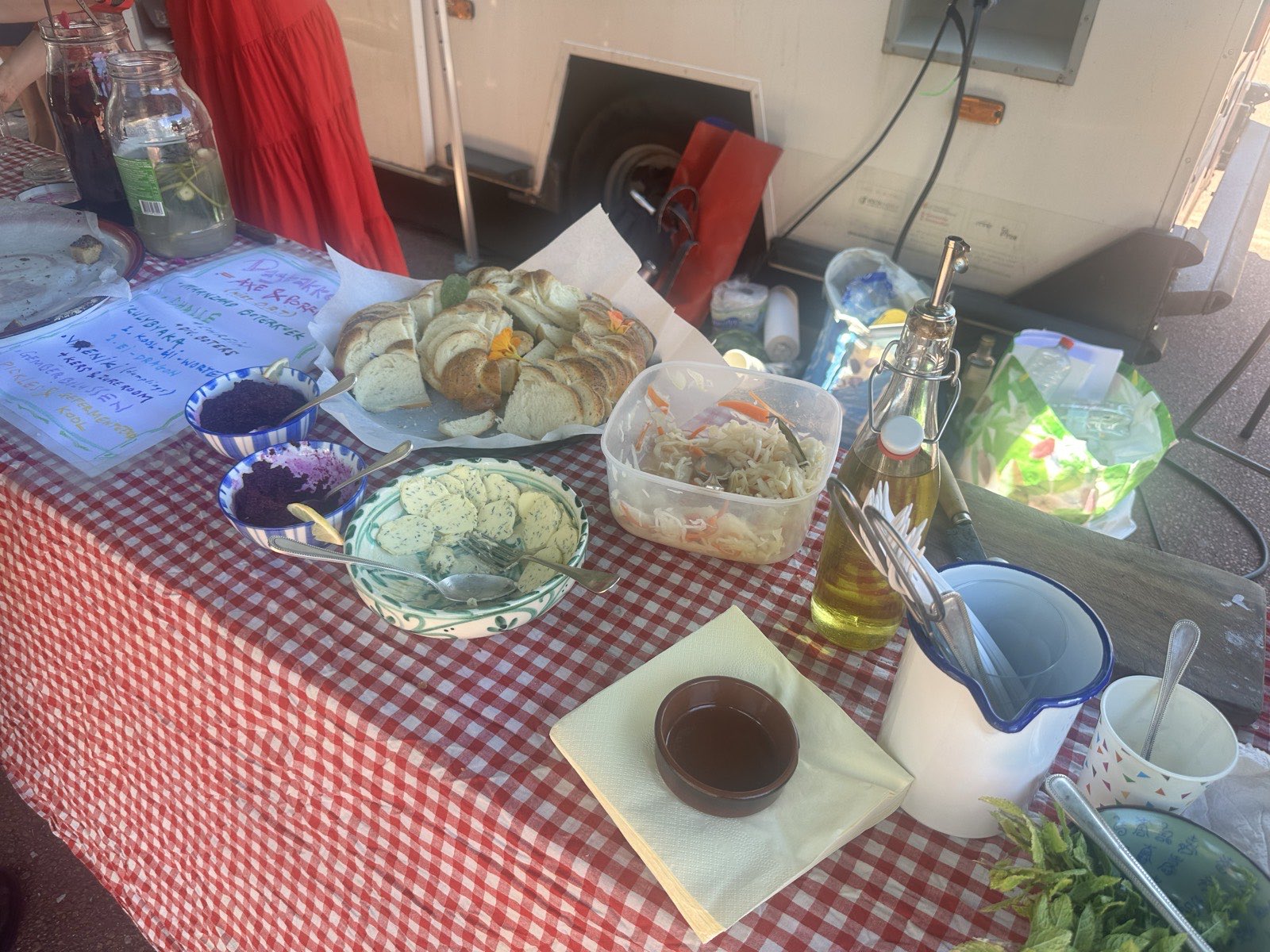 Joods geïnspireerde hapjes en brood op de tafel van Axe&Porridge