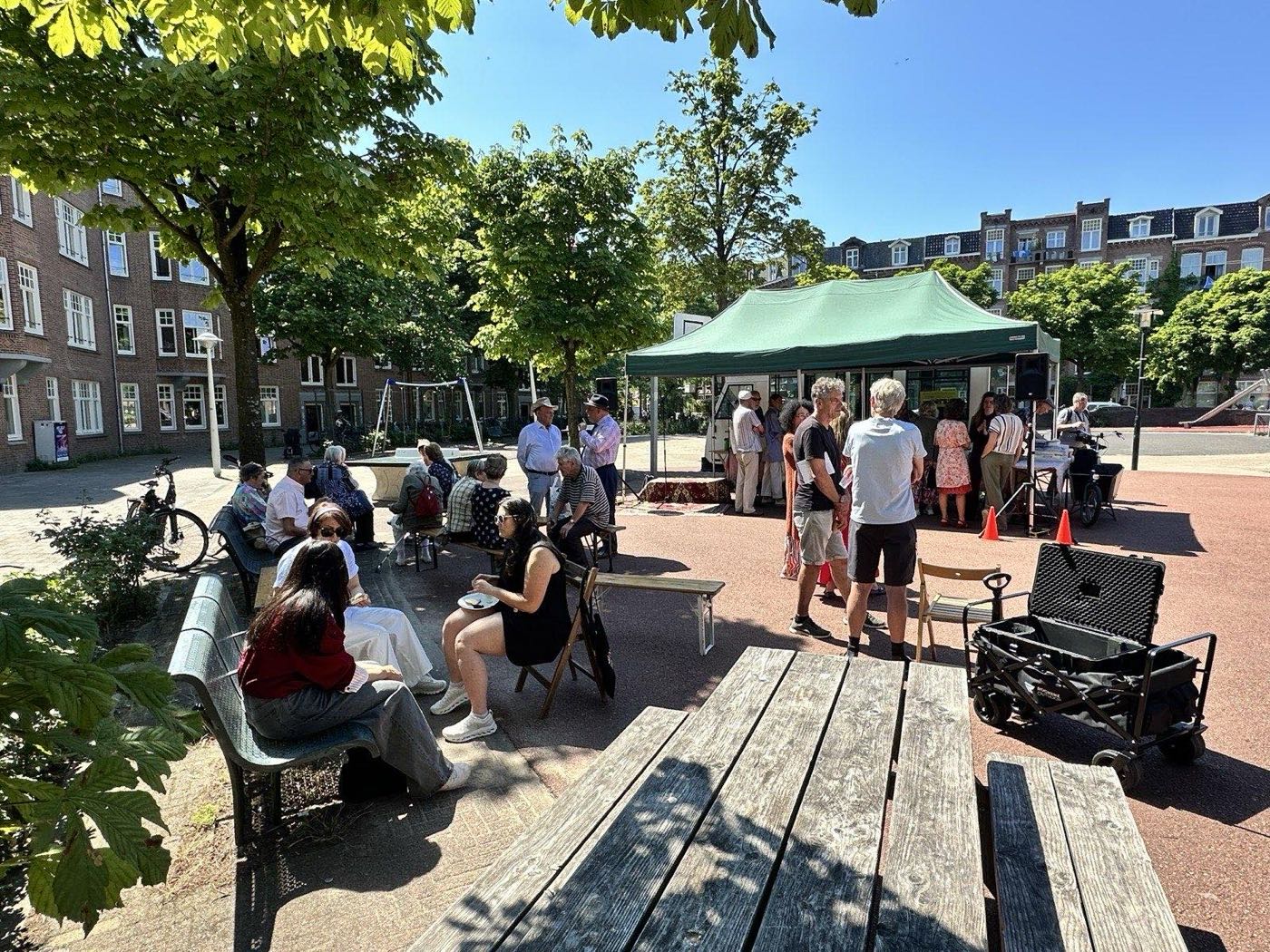 Bezoekers verzamelen zich rond de tent op het Steve Bikoplein