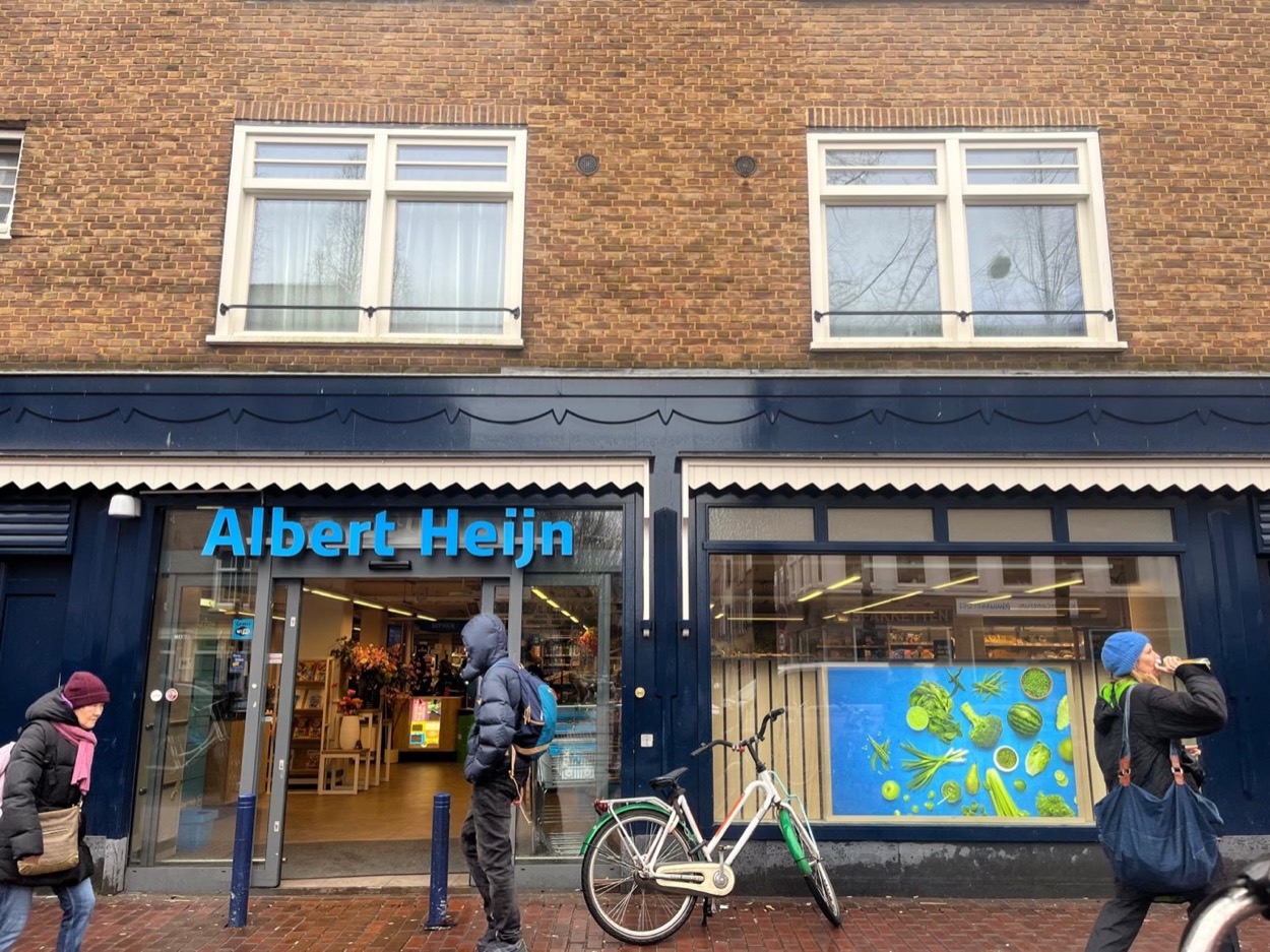 De Albert Heijn aan de Molukkenstraat, op de plek van een voormalige synagoge