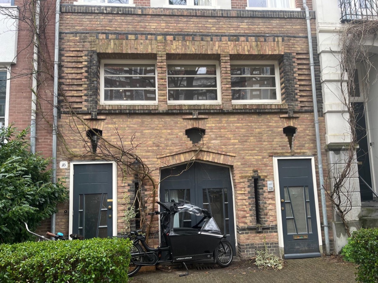 Het voormalige pand van de verenigingssynagoge aan de Commelinstraat
