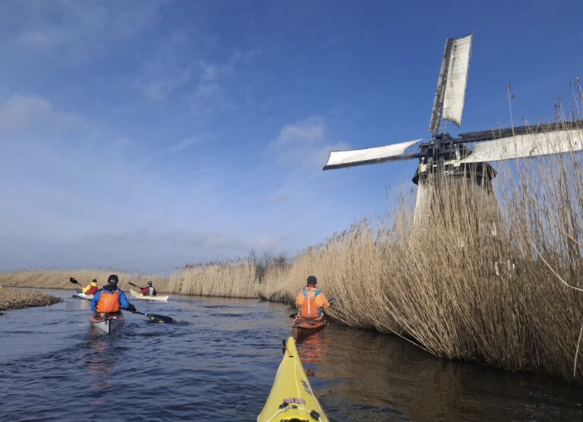 Kajakkers van Kano op IJburg op een tocht in groepsverband