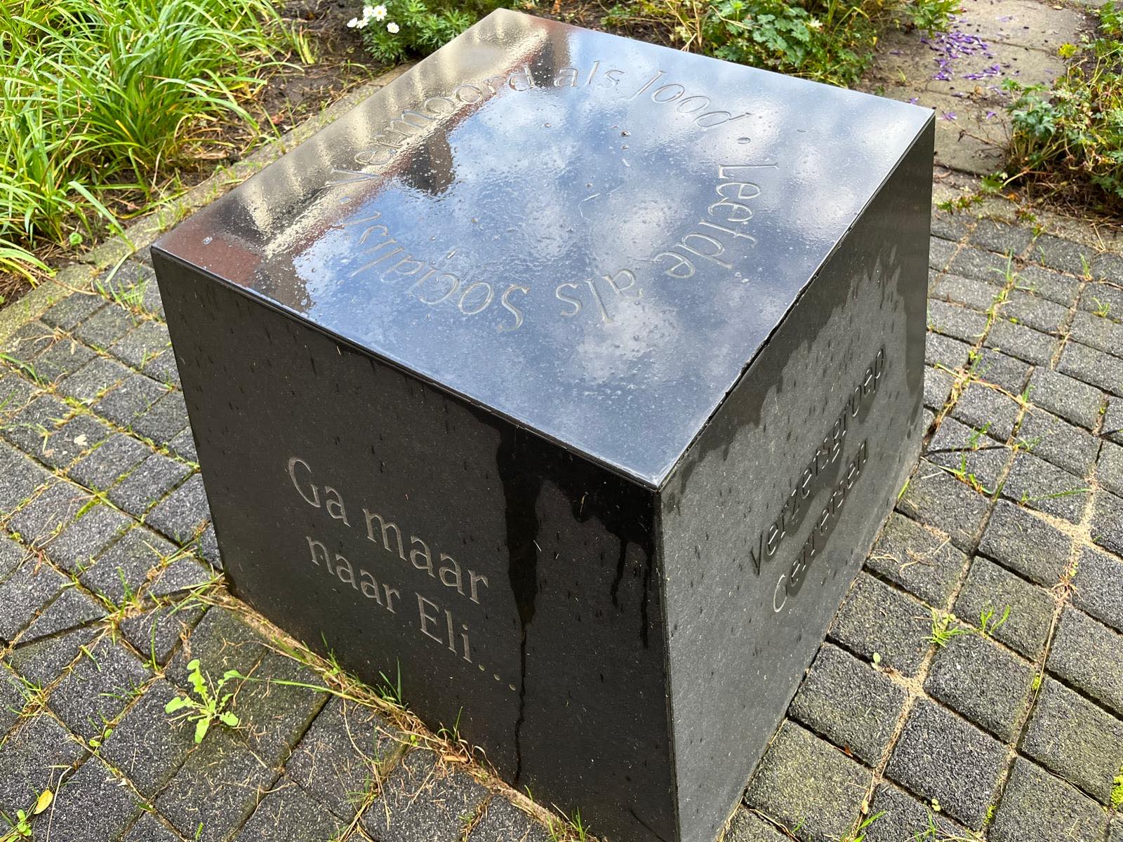 Het monument voor Eli van Tijn, met de tekst ‘Vermoord als jood, leefde als socialist’ en ‘Ga maar naar Eli…’
