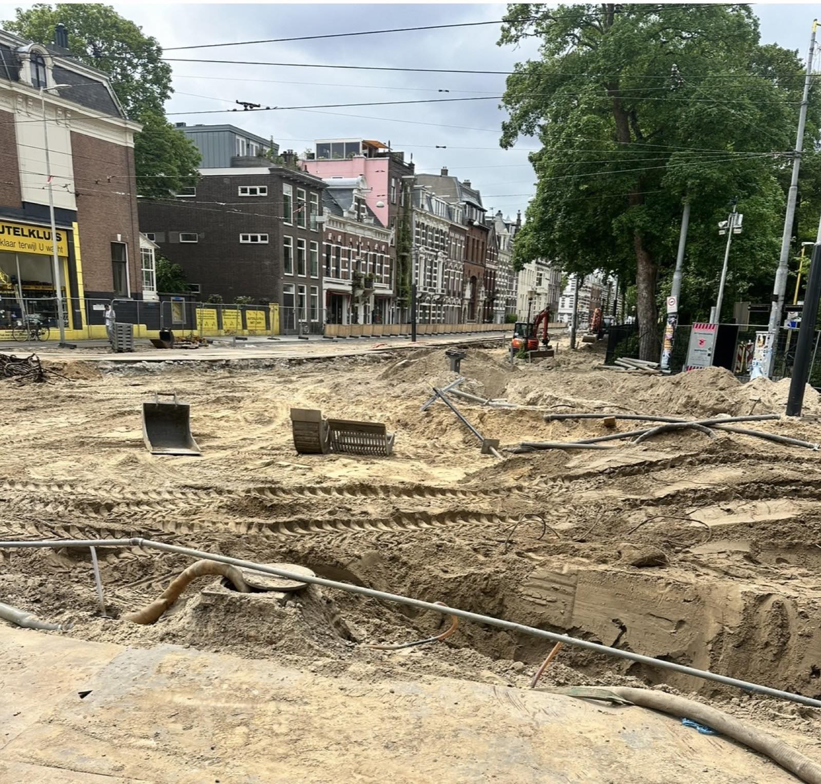 De opgebroken Linnaeusstraat: een zandvlakte waar tot voor kort de tram reed
