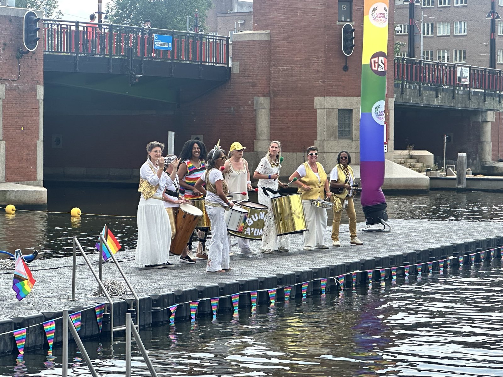 De Bumba Band verzorgt de muzikale warming-up op het drijvende podium in de Amstel tijdens LoveSwim