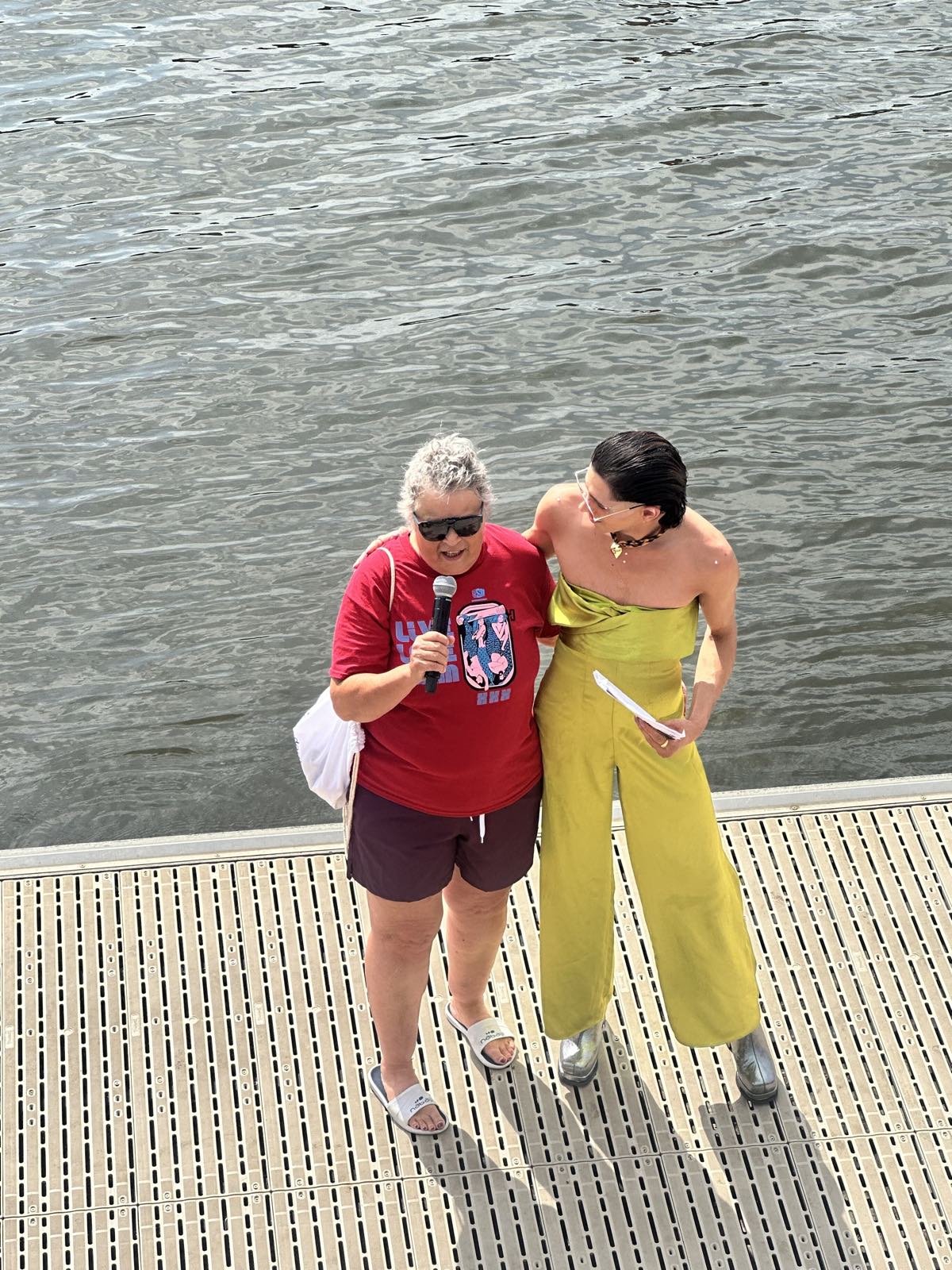 Dia Huizinga spreekt de deelnemers toe via de microfoon vlak voor de start van LoveSwim