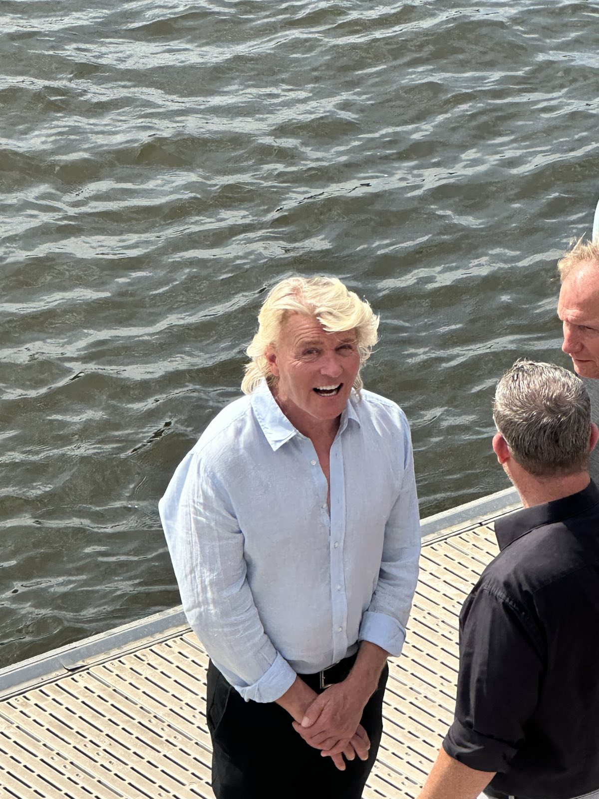 Illusionist Hans Klok vlak voor hij het officiële startsein geeft voor LoveSwim