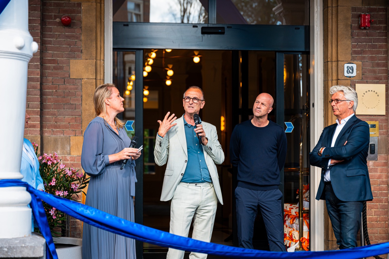 V.l.n.r. Bert de Vries, Jordi Cruijff, Nicole Lagas (General Manager The Manor Amsterdam) en Alexander Kluit (Managing Director of Leonardo Hotels) bij de heropening