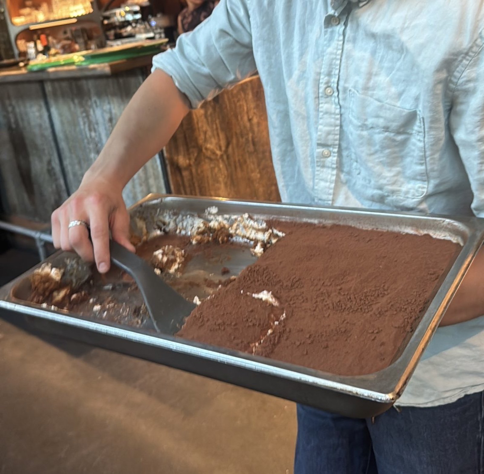De tiramisu wordt aan tafel uit de bak geschept