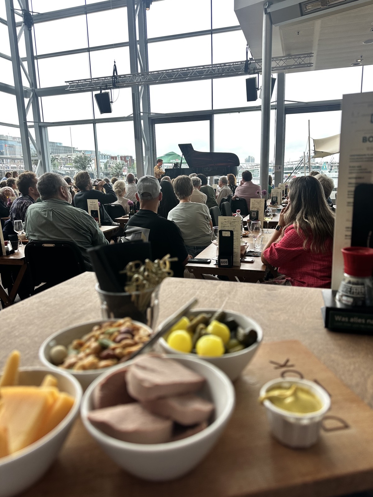 Borrelplankjes met kaas, worst, noten en augurken op tafel tijdens het terrasconcert