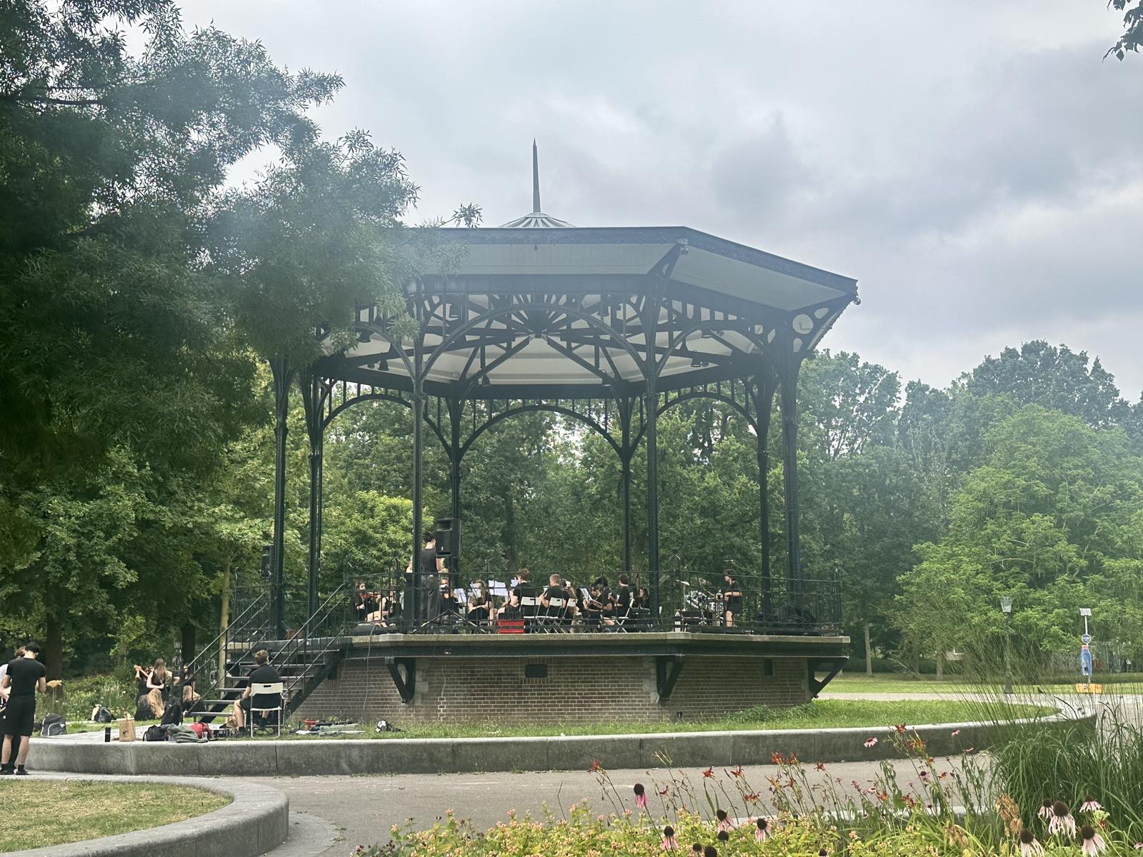 Buitenaanzicht van de Muziekkoepel in het Oosterpark tijdens het optreden van de Knole Academy