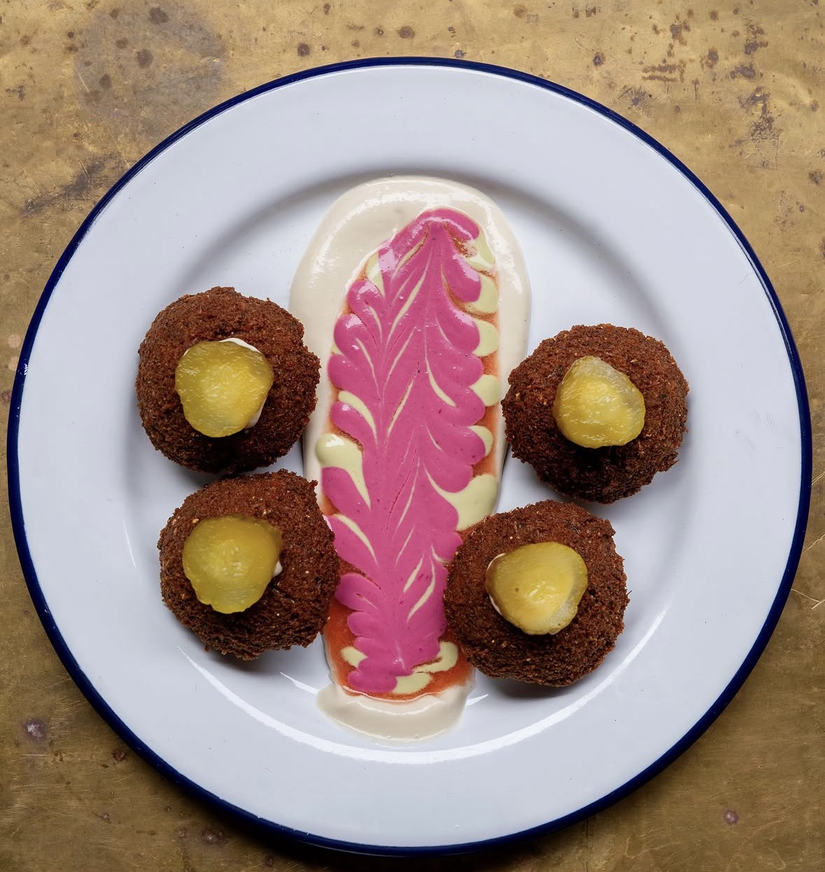 Falafel van Nara Nara, opgemaakt met augurk en gekleurde tahin