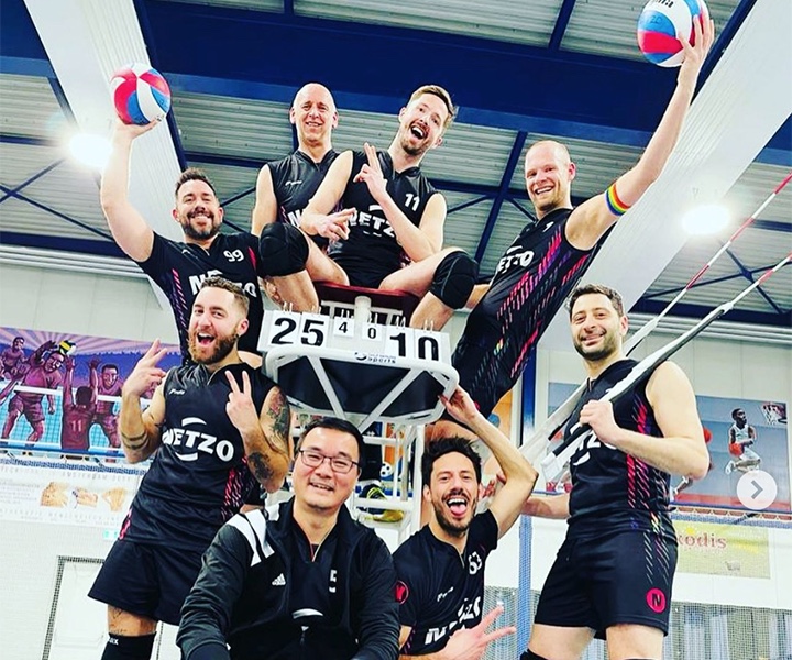 Netzo-spelers vieren een overwinning bij het scorebord