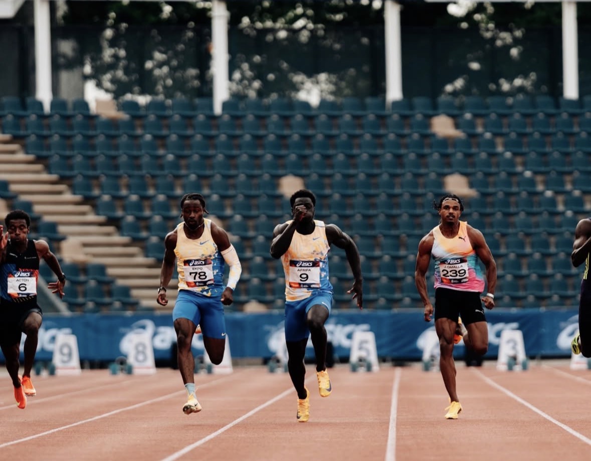 Elvis Afrifa sprint naar zilver op de 100 meter tijdens het NK Atletiek (foto: Niek Daalmeijer)