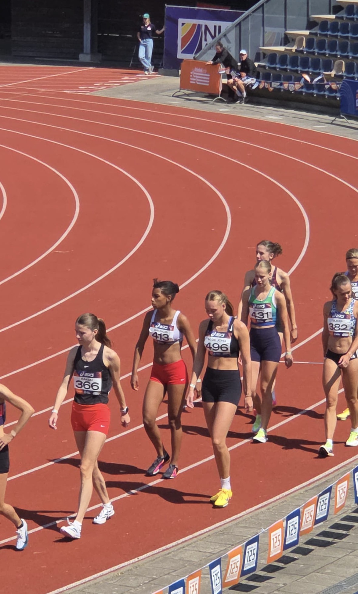 Maud de Jong (nummer 496) loopt uit tijdens het NK Atletiek