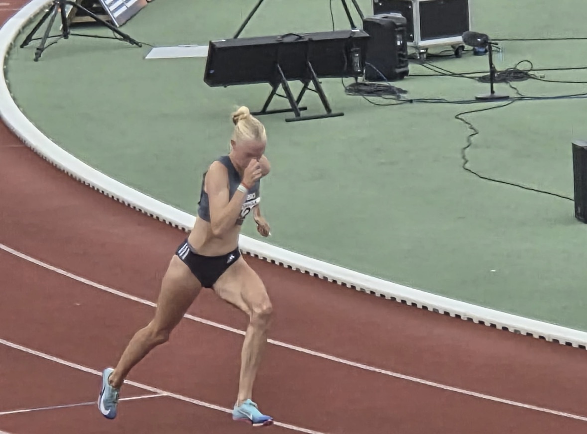 Roos van Dijk zet af tijdens haar race op het NK Atletiek