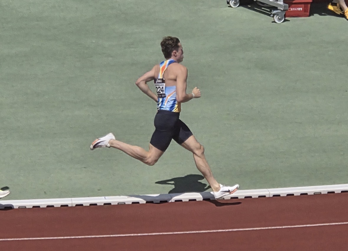 Vasco Mosselman in actie op de baan tijdens het NK Atletiek