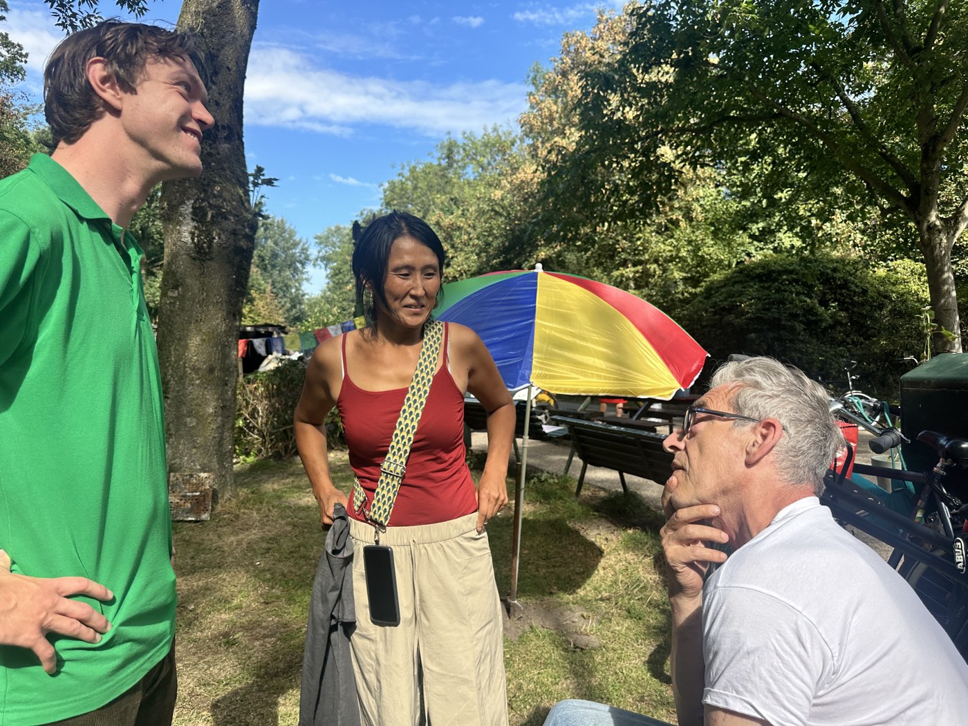 Dirk Zaal in gesprek met twee vrijwilligers van Parknest