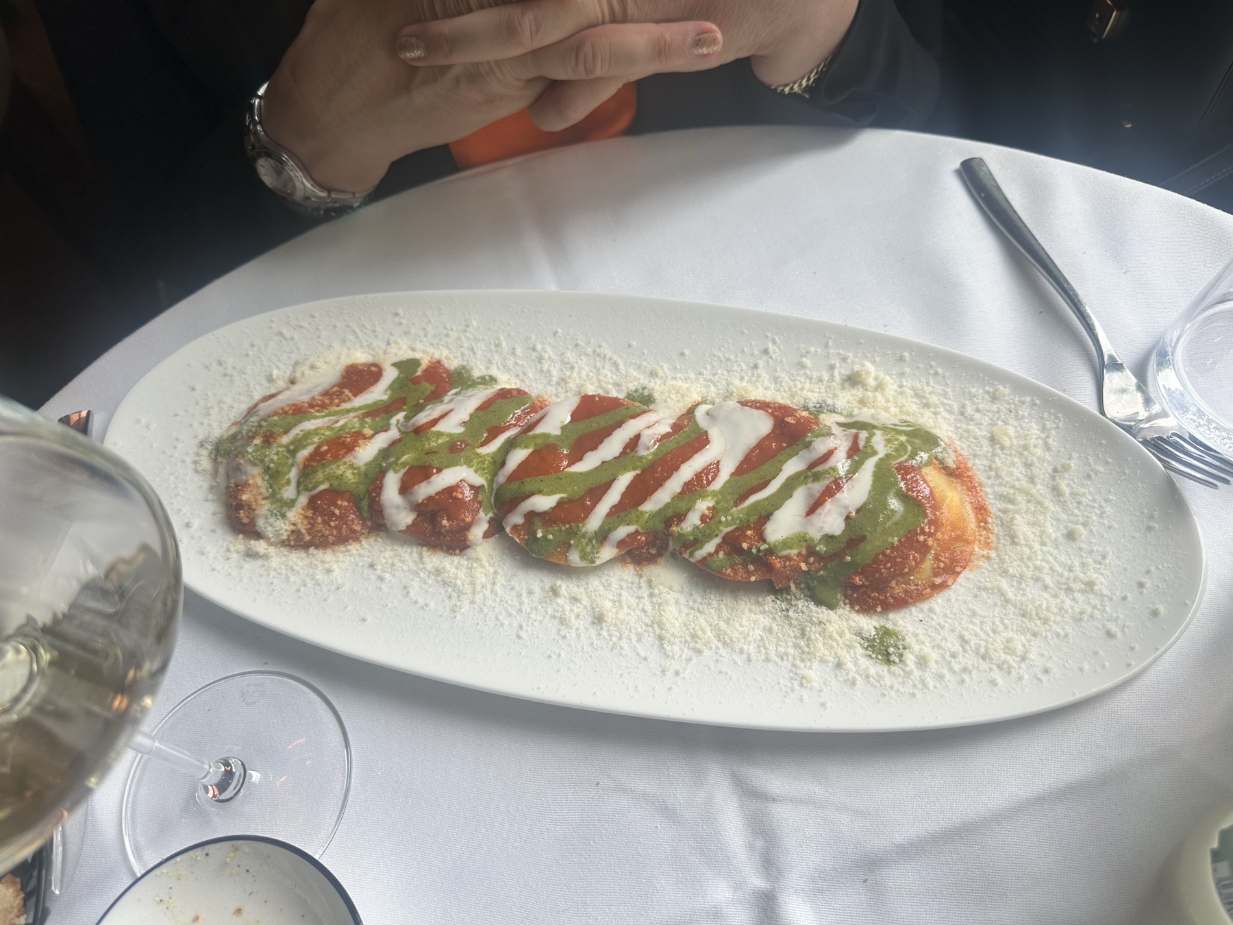 Raviolacci gevuld met aubergine, met crèmes van cherrytomaat, Parmigiano en pesto