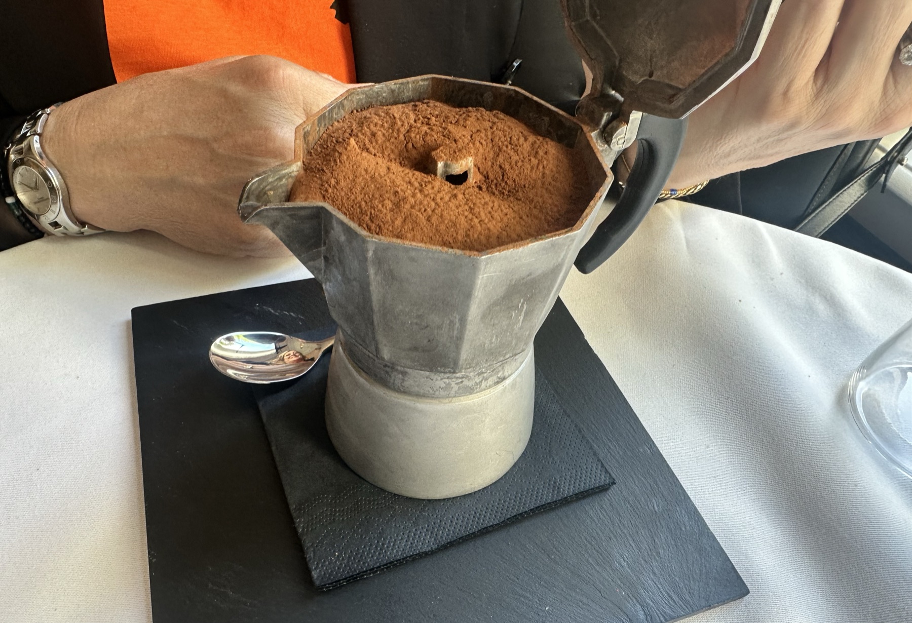 De tiramisu wordt geserveerd in een percolator